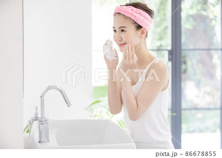 洗顔をする女性 洗顔をする女性 86678855