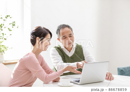 退職金運用で投資をするシニア夫婦 退職金運用で投資をするシニア夫婦 86678859