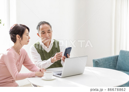 退職金運用で投資をするシニア夫婦 退職金運用で投資をするシニア夫婦 86678862