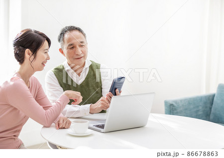 家族旅行を考えるシニア夫婦 86678863