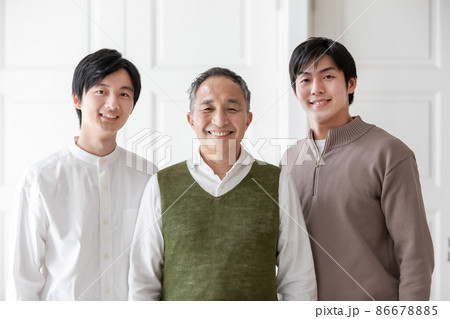 成人した子供達とシニア男性・成人した兄弟と父親 成人した子供達とシニア男性・成人した兄弟と父親 86678885