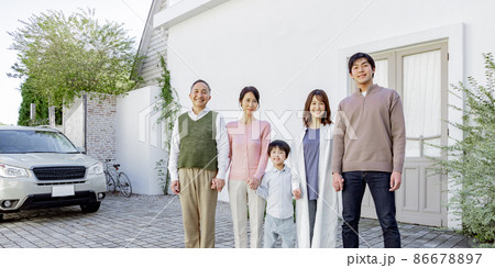 家族旅行をする3世代家族・三世代家族 家族旅行をする3世代家族・三世代家族 86678897