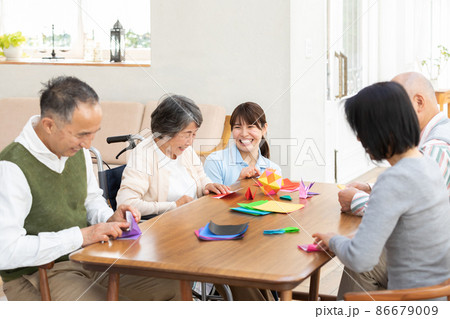 折り紙で遊ぶシニア 86679009