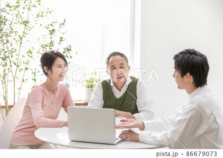 退職金運用で投資をするシニア夫婦 86679073