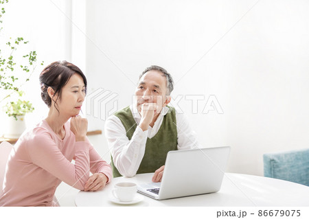 退職金運用で投資をするシニア夫婦 86679075