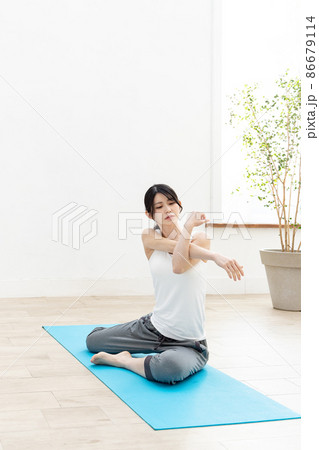 おうち時間・巣ごもりで家ヨガ おうち時間・巣ごもりで家ヨガ 86679114