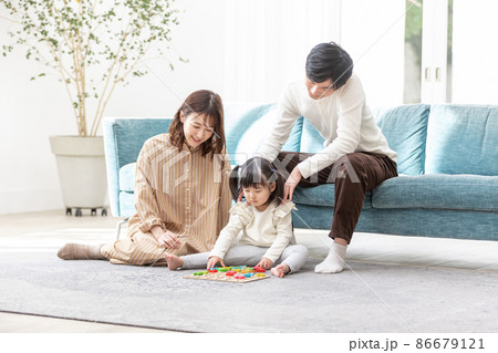 巣ごもり・お家時間を楽しむ家族 巣ごもり・お家時間を楽しむ家族 86679121