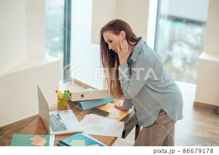 Profile of pensive woman looking leaning on office desk 86679178