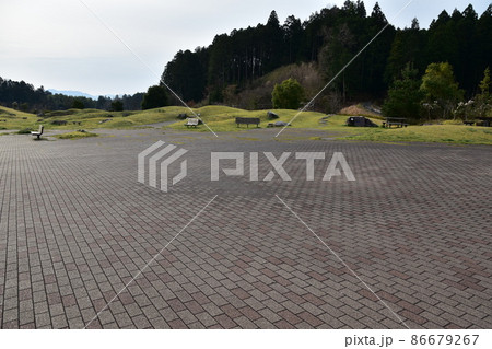 日本の滋賀県甲南市 忍者の里の甲南パーキングエリア 屋外の休憩場所と駐車場 日本の滋賀県甲南市 忍者の里の甲南パーキングエリア 屋外の休憩場所と駐車場 86679267