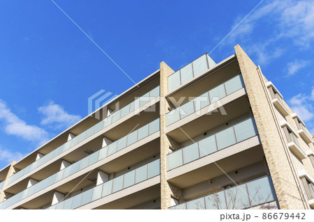 マンションの外観と爽やかな青空の風景_sky_b_30 86679442