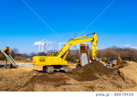 堤防整備の工事車両 治水対策と河川敷の築堤工事　都幾川 2022.02　a-2 高彩度 86679456