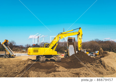 堤防整備の工事車両 治水対策と河川敷の築堤工事　都幾川 2022.02　a-3 フィルム調 86679457