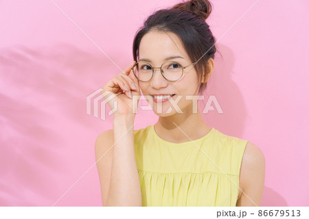 女性　20代　ピンク背景 86679513