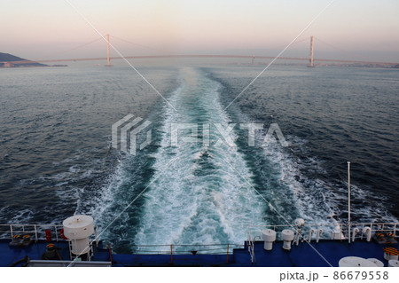 神戸と淡路島に架かる明石海峡大橋 86679558