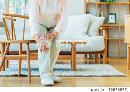 関節が痛いシニアの女性 関節が痛いシニアの女性 86679677
