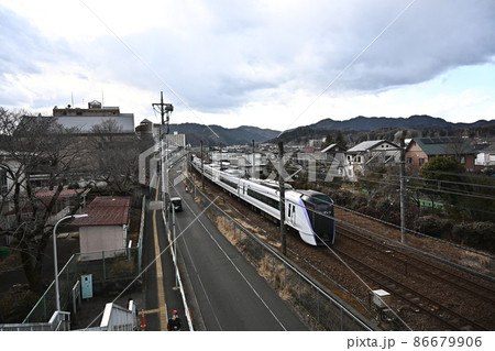 早春散歩風景　接近する特急電車俯瞰撮影　 86679906
