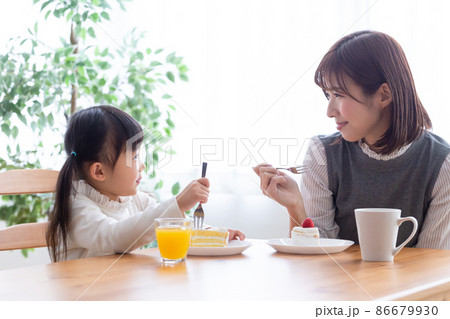 ケーキを食べる親子 ケーキを食べる親子 86679930