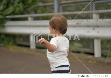お散歩をする小さな子供の後ろ姿 お散歩をする小さな子供の後ろ姿 86679938