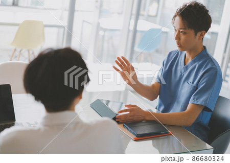 医療従事者のケアカンファレンス 86680324