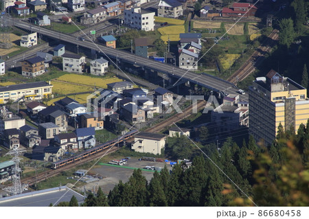 秋の越後湯沢駅を出発する上越線E129系 86680458