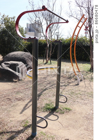 日本の公園の健康器具 ぶら下がり 懸垂 日本の公園の健康器具 ぶら下がり 懸垂 86680478