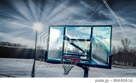 A chilly day under a blue sky to play basketball 86680616