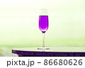 黄緑色の風景に溶け込むピンク紫のシャンペングラスとコピースペース 86680626