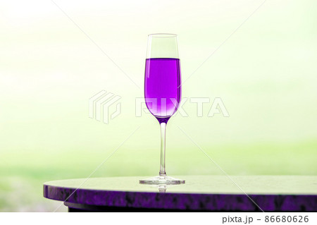 黄緑色の風景に溶け込むピンク紫のシャンペングラスとコピースペース 86680626