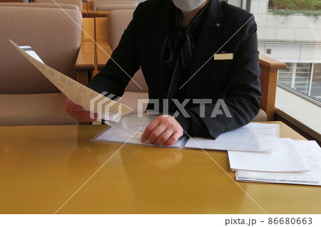 書類の確認をするセレモニーレディー 86680663