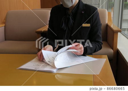 書類の確認をするセレモニーレディー 書類の確認をするセレモニーレディー 86680665