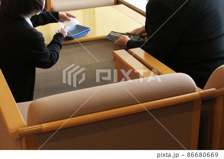 集金をするスタッフ 集金をするスタッフ 86680669