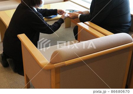 集金をするスタッフ 86680670