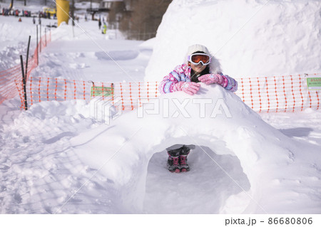 スキー場のゲレンデで雪遊びする小学生の女の子 スキー場のゲレンデで雪遊びする小学生の女の子 86680806