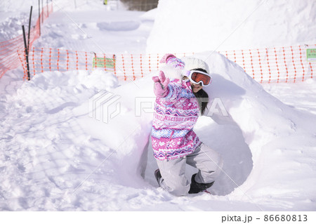 スキー場のゲレンデで雪遊びする小学生の女の子 スキー場のゲレンデで雪遊びする小学生の女の子 86680813