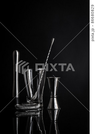 カクテルグラスとマドラー bartender カクテルグラスとマドラー bartender 86680829