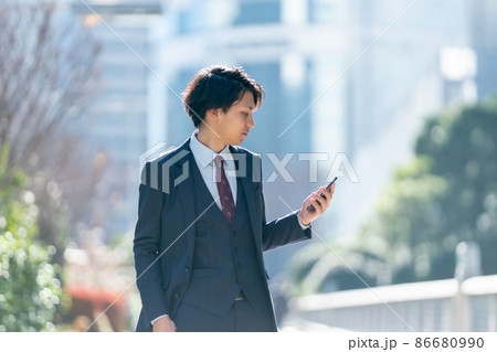 ビジネスマン　スマートフォン 86680990