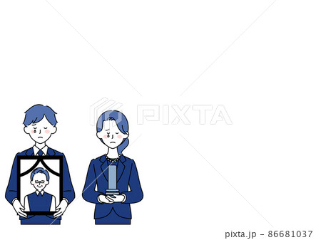 遺影や位牌を持つ喪主と家族 86681037