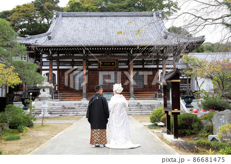 和装婚礼ウエディングフォトの花嫁花婿、後ろ姿 和装婚礼ウエディングフォトの花嫁花婿、後ろ姿 86681475