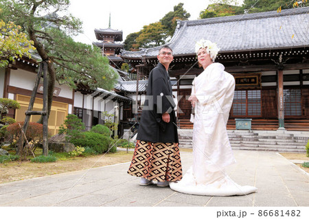 和装婚礼ウエディングフォトの花嫁花婿、仲睦まじい熟年結婚 和装婚礼ウエディングフォトの花嫁花婿、仲睦まじい熟年結婚 86681482