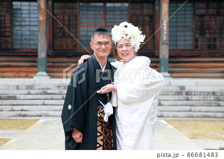 和装婚礼ウエディングフォトの花嫁花婿、仲睦まじい熟年結婚 和装婚礼ウエディングフォトの花嫁花婿、仲睦まじい熟年結婚 86681483