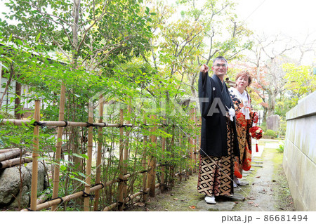 和装婚礼ウエディングフォトの花嫁花婿、仲睦まじい熟年結婚 和装婚礼ウエディングフォトの花嫁花婿、仲睦まじい熟年結婚 86681494