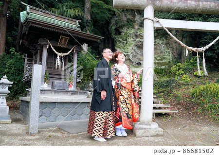 和装婚礼ウエディングフォトの花嫁花婿、仲睦まじい熟年結婚 和装婚礼ウエディングフォトの花嫁花婿、仲睦まじい熟年結婚 86681502