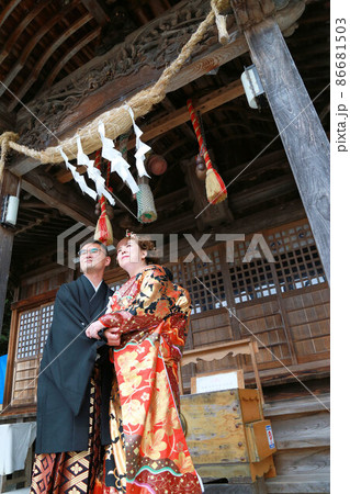 和装婚礼ウエディングフォトの花嫁花婿、仲睦まじい熟年結婚 和装婚礼ウエディングフォトの花嫁花婿、仲睦まじい熟年結婚 86681503