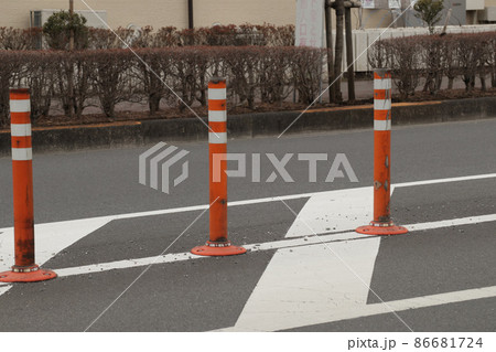 路上に施工された車線分離標（曇天） 86681724