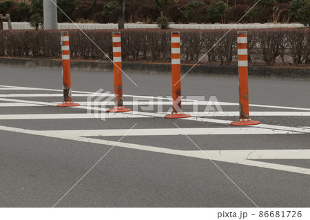 路上に施工された車線分離標（曇天） 86681726