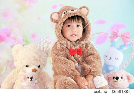 クマの着ぐるみを着た可愛い男の子のキッズスタジオ撮影 86681806