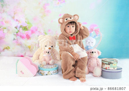 クマの着ぐるみを着た可愛い男の子のキッズスタジオ撮影 86681807