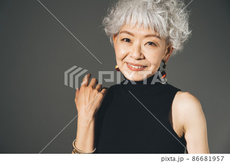 グレイヘア・シルバーヘアの日本人女性 86681957