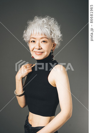 グレイヘア シルバーヘアの日本人女性の写真素材