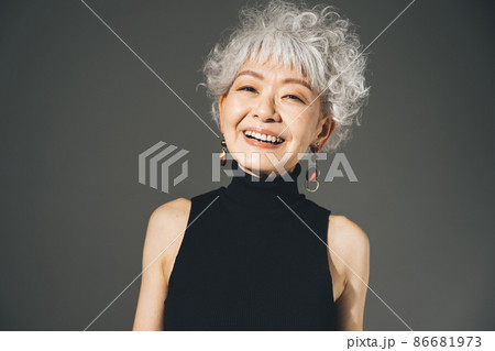 グレイヘア シルバーヘアの日本人女性の写真素材